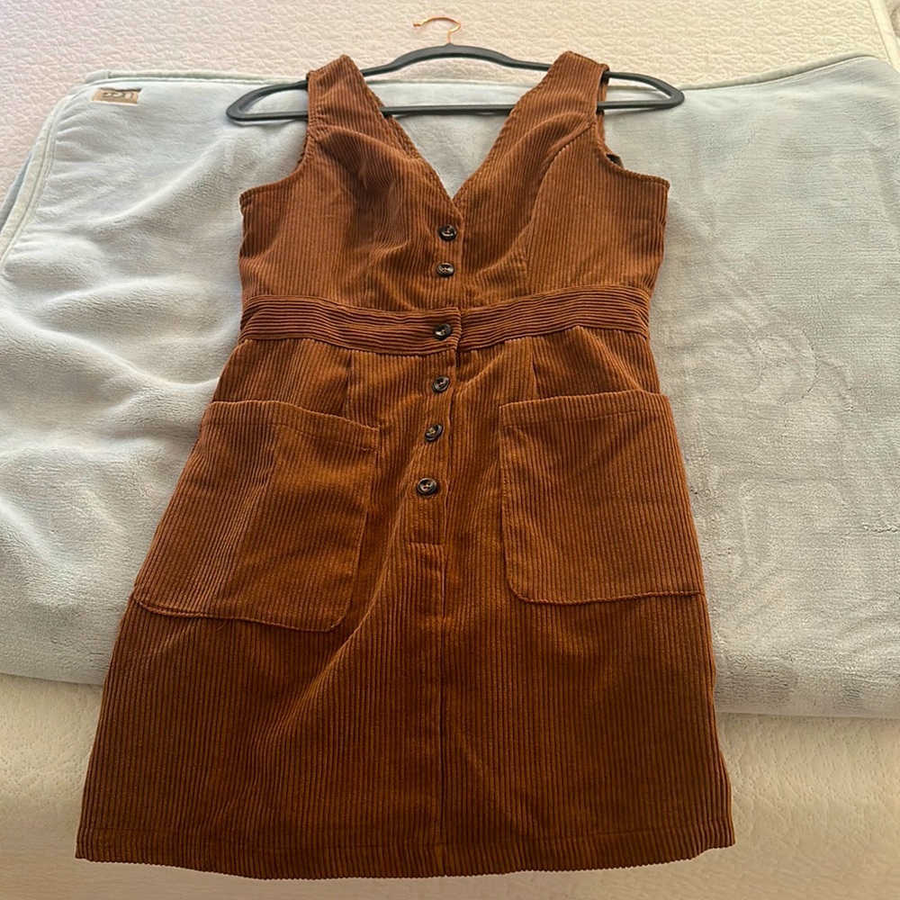 Corduroy material dress. Pockets. Worn once. Perfect with tights. XS